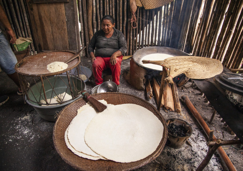 24.-Indigena-Puinave-Prepara-Casabe.-Comunidad-en-los-Cerros-de-Mavicure-Guainia-1