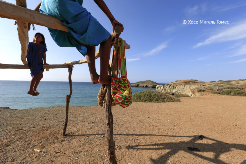 ru4.Niñas Wayuu. Cabo de La Vela Guajira. Vendedoras de artesanías